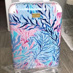 NWT lilly Pulitzer 360 wheeled suit case